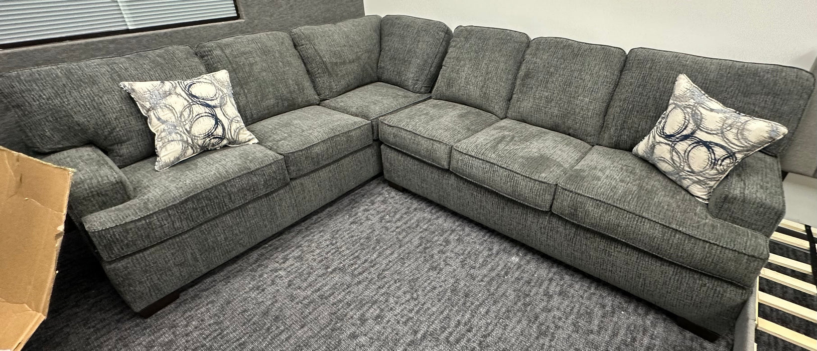 SECTIONAL ELEGANT WITH PILLOWS